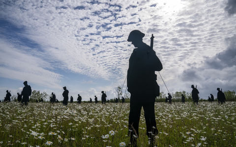 Die Installation «Standing with Giants»: Am 6. Juni 1944 waren die Soldaten der Alliierten an den Stränden der Normandie gelandet. - Foto: Jane Barlow/PA/dpa