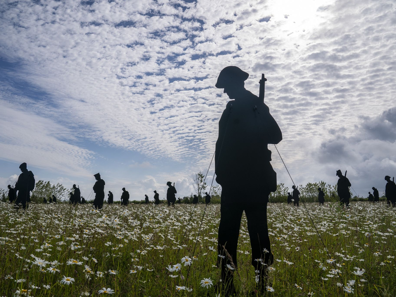 Die Installation «Standing with Giants»: Am 6. Juni 1944 waren die Soldaten der Alliierten an den Stränden der Normandie gelandet. - Foto: Jane Barlow/PA/dpa