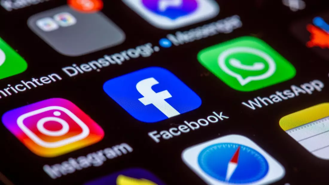 Meta schreibt in diesen Tagen massenhaft die Nutzer von Facebook, Instagram und Threads an, um sie über die Anpassung seiner Datenschutzerkla?rung zu informieren. - Bild: Jens Büttner/dpa
