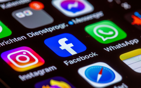 Verbraucherschützer aus Nordrhein-Westfalen kritisieren, wie Meta mit dem KI-Training auf hauseigenen Plattformen umgeht. Und dass Kunden aktiv widersprechen müssen, wenn die mit dem KI-Training auf der Basis ihrer Postings nicht einverstanden sind. - Foto: Jens Büttner/dpa