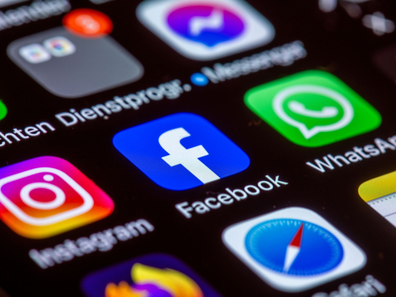 Verbraucherschützer aus Nordrhein-Westfalen kritisieren, wie Meta mit dem KI-Training auf hauseigenen Plattformen umgeht. Und dass Kunden aktiv widersprechen müssen, wenn die mit dem KI-Training auf der Basis ihrer Postings nicht einverstanden sind. - Foto: Jens Büttner/dpa