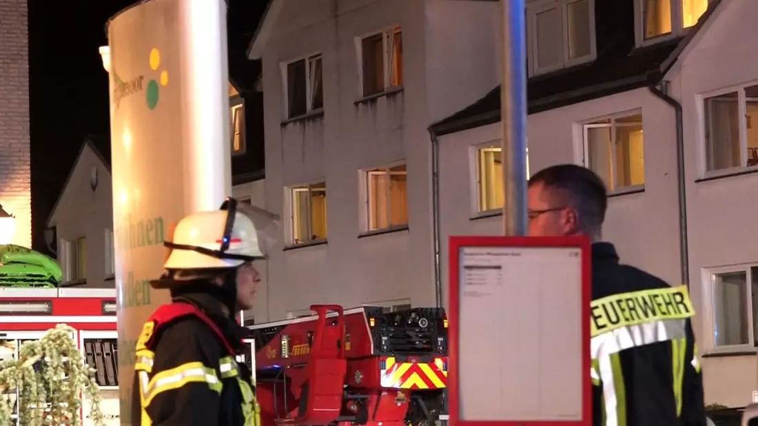 Feuerwehreinsatz am Seniorenheim in Oyten. - Bild: Kai Moorschlatt/Nord-West-Media/dpa