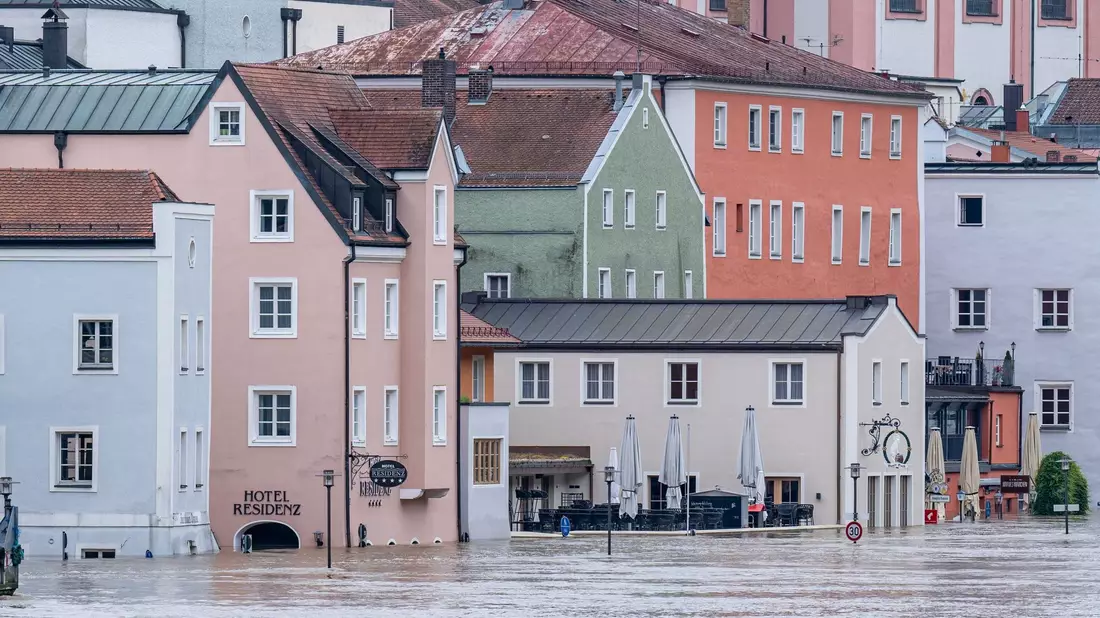 In Passau, wo Donau, Inn und Ilz zusammenfließen, wurde der Katastrophenfall ausgerufen. - Bild: Armin Weigel/dpa