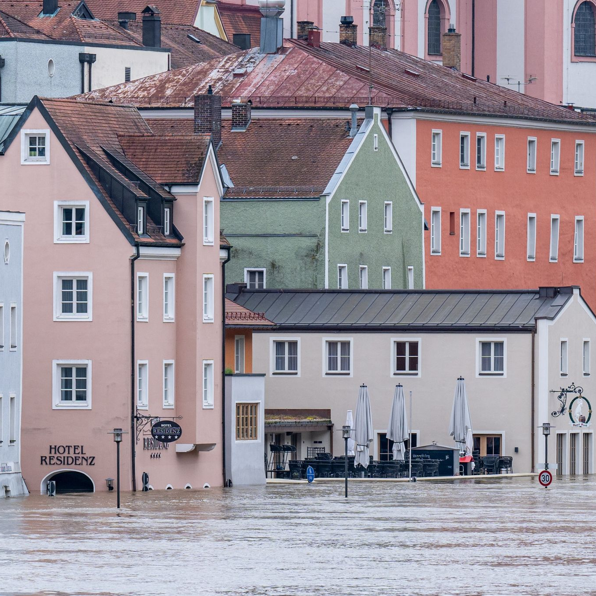 In Passau, wo Donau, Inn und Ilz zusammenfließen, wurde der Katastrophenfall ausgerufen. - Foto: Armin Weigel/dpa