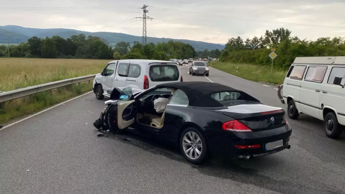 POL-PDNW: Vorfahrt missachtet, zwei Verletzte, hoher Sachschaden. - Bild: presseportal.de