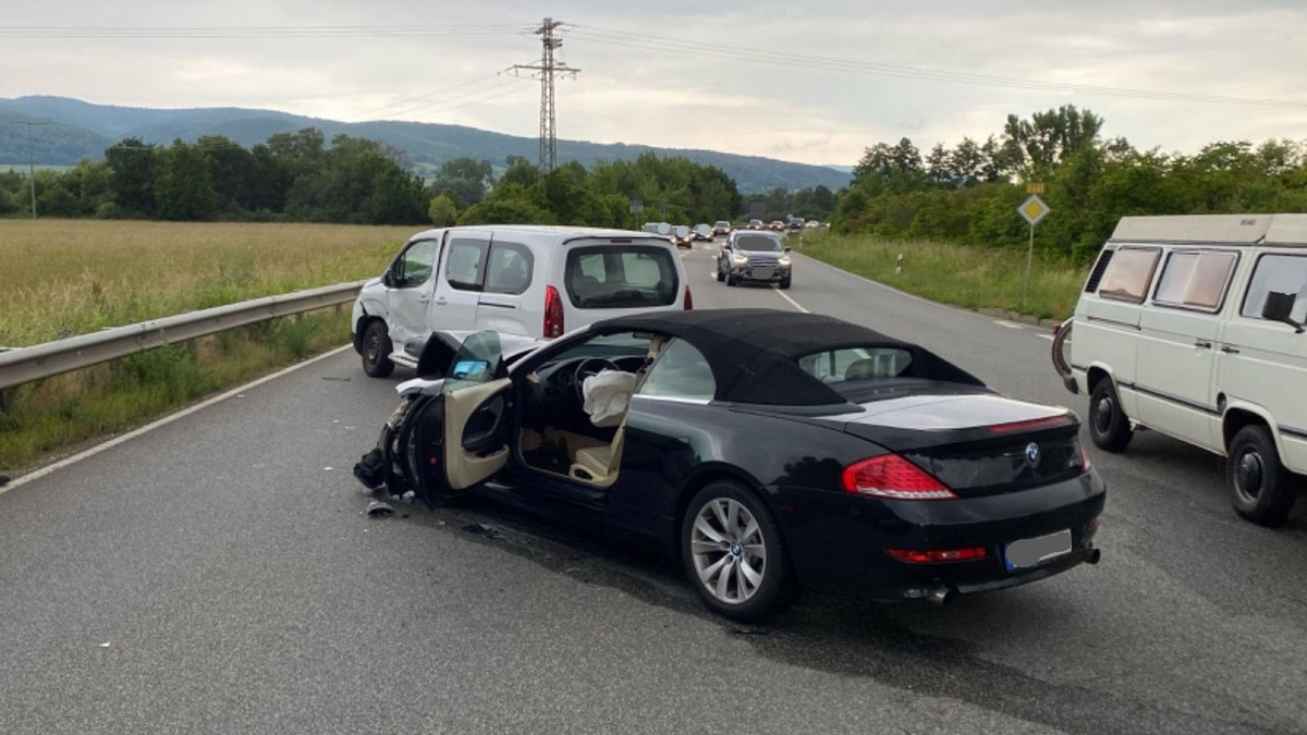 POL-PDNW: Vorfahrt missachtet, zwei Verletzte, hoher Sachschaden. - Foto: presseportal.de