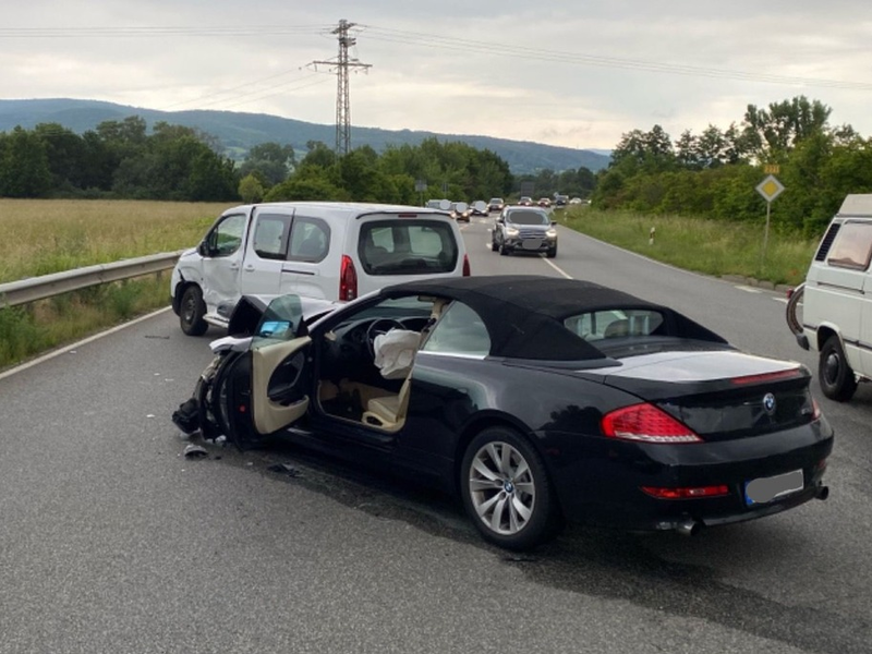 POL-PDNW: Vorfahrt missachtet, zwei Verletzte, hoher Sachschaden. - Foto: presseportal.de