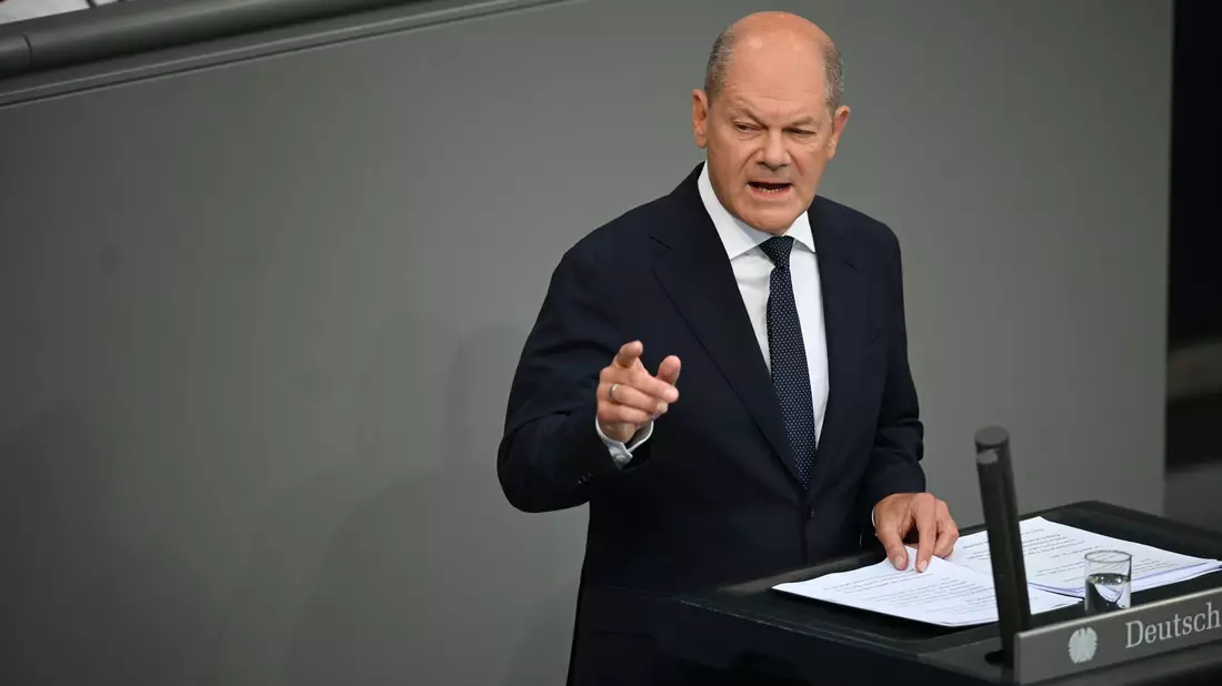 «Wer Terrorismus verherrlicht wendet sich gegen alle unsere Werte und gehört auch abgeschoben»: Olaf Scholz. - Bild: Sabina Crisan/dpa