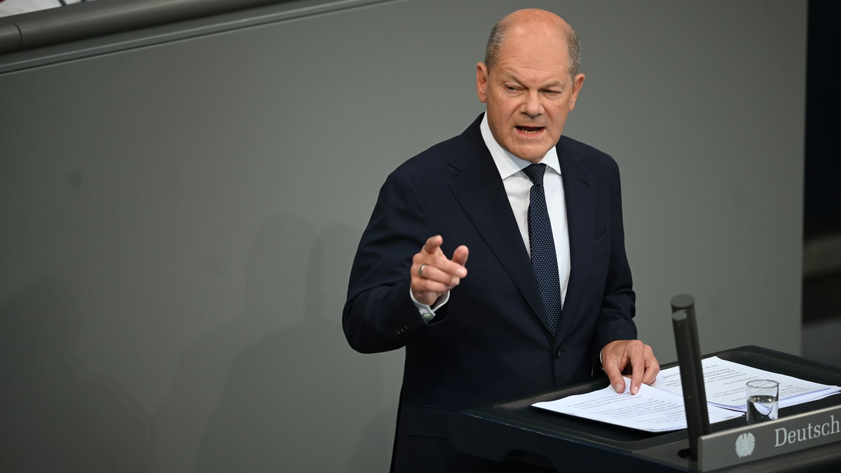 «Wer Terrorismus verherrlicht wendet sich gegen alle unsere Werte und gehört auch abgeschoben»: Olaf Scholz. - Foto: Sabina Crisan/dpa