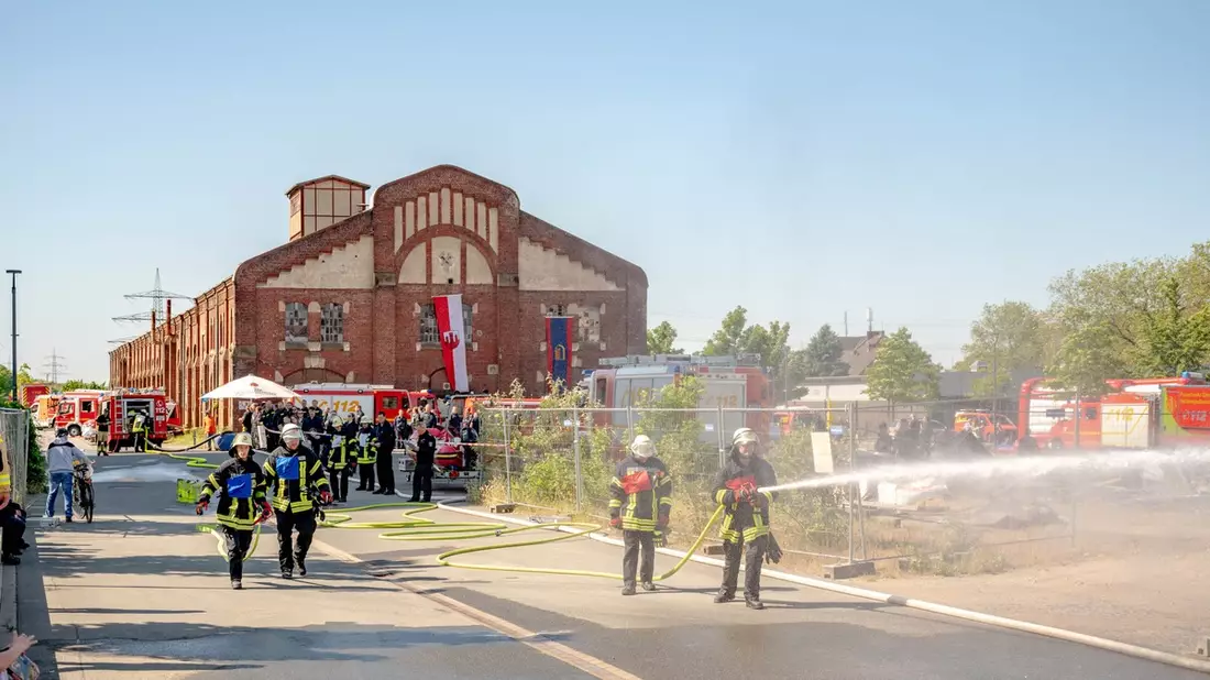 FW Dinslaken: Feuerwehrübungen rund um die Zechenwerkstatt in Lohberg - Bild: presseportal.de
