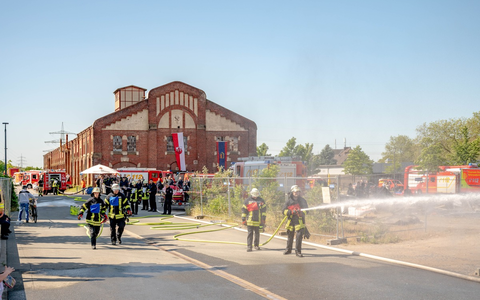 FW Dinslaken: Feuerwehrübungen rund um die Zechenwerkstatt in Lohberg - Foto: presseportal.de