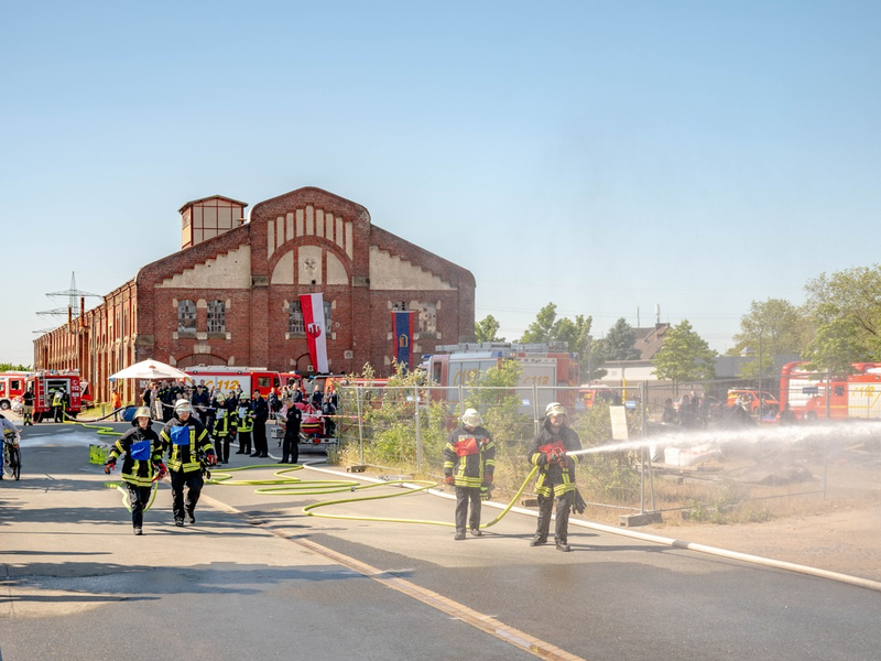 FW Dinslaken: Feuerwehrübungen rund um die Zechenwerkstatt in Lohberg - Foto: presseportal.de
