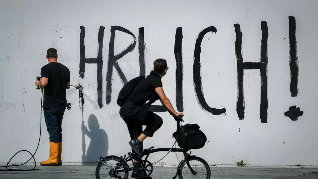 Der Schriftzug «Sei Ehrlich!» wird nach der Protestaktion vom Kanzleramt entfernt. - Bild: Kay Nietfeld/dpa
