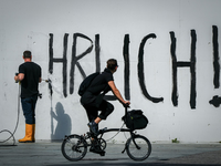 Der Schriftzug «Sei Ehrlich!» wird nach der Protestaktion vom Kanzleramt entfernt. - Foto: Kay Nietfeld/dpa