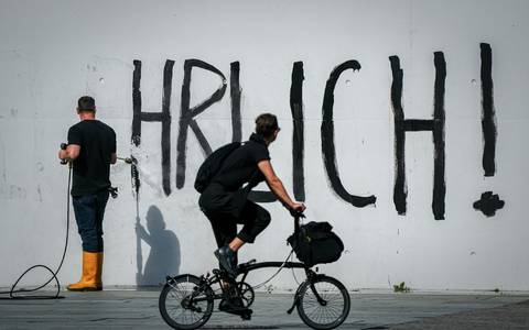 Der Schriftzug «Sei Ehrlich!» wird nach der Protestaktion vom Kanzleramt entfernt. - Foto: Kay Nietfeld/dpa