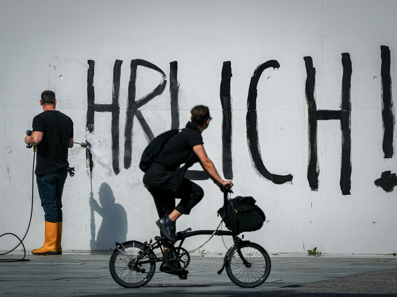 Der Schriftzug «Sei Ehrlich!» wird nach der Protestaktion vom Kanzleramt entfernt. - Foto: Kay Nietfeld/dpa