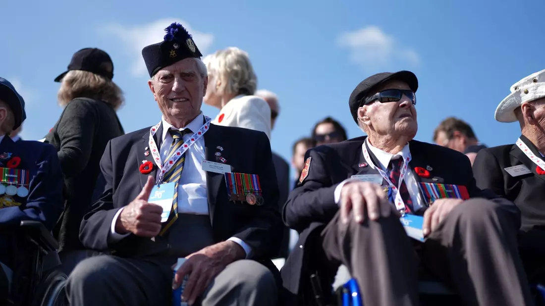 D-Day-Veteranen vor der Zeremonie der kanadischen Regierung anlässlich des 80. Jahrestages des D-Day am Juno Beach in der Normandie. - Bild: Jordan Pettitt/PA/dpa