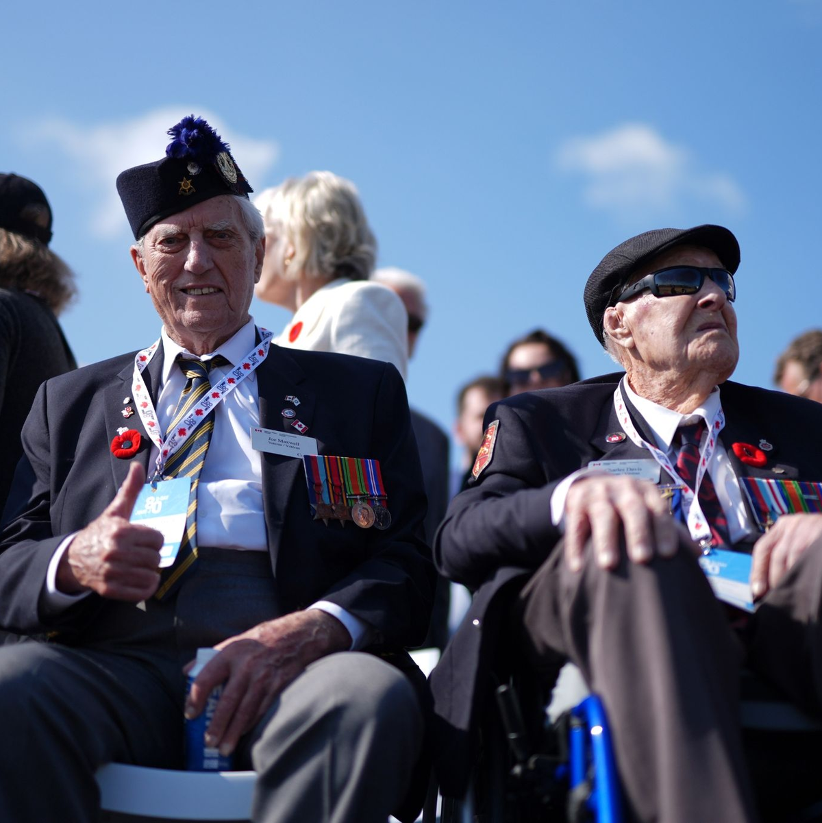 D-Day-Veteranen vor der Zeremonie der kanadischen Regierung anlässlich des 80. Jahrestages des D-Day am Juno Beach in der Normandie. - Foto: Jordan Pettitt/PA/dpa