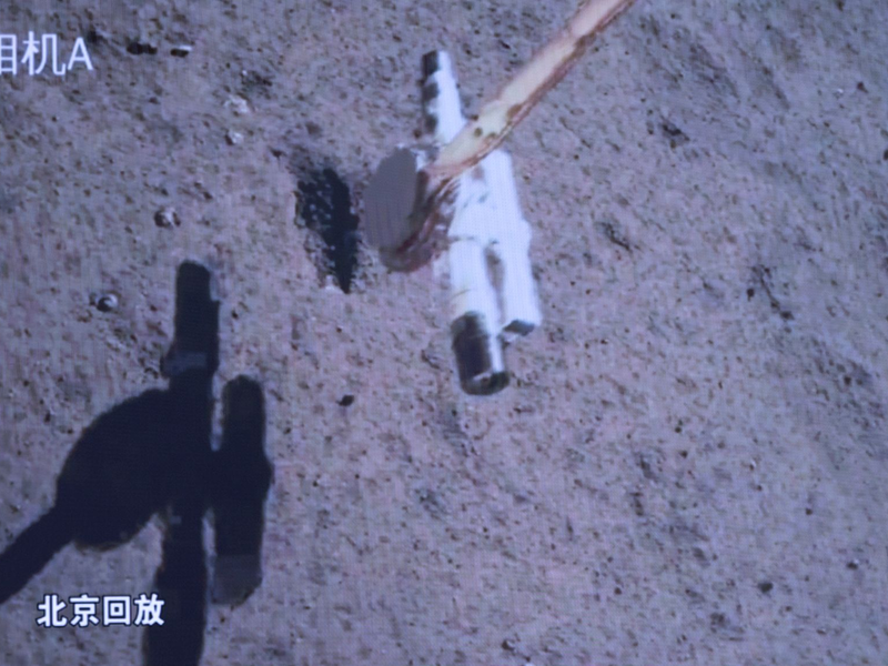 Die Chang'e-6-Sonde sammelt Proben auf dem Mond. - Foto: Jin Liwang/XinHua/dpa