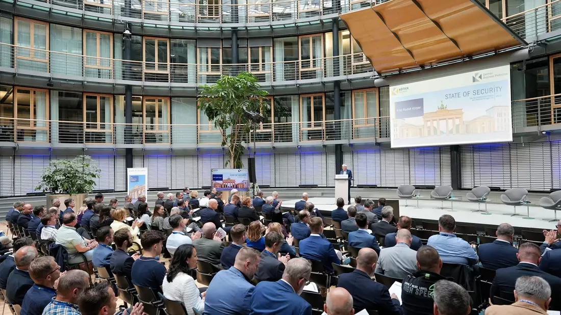 Kritische Infrastrukturen: Jeder KRITIS-Betreiber muss Sicherheit ganzheitlich denken und zur Chefsache machen / KÖTTER Security: Über 100 Teilnehmer bei der Sicherheitskonferenz STATE OF SECURITY - Bild: presseportal.de