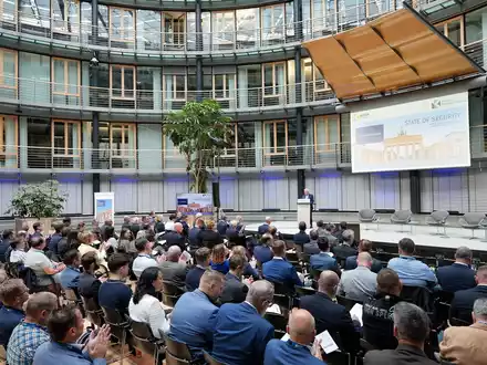 Kritische Infrastrukturen: Jeder KRITIS-Betreiber muss Sicherheit ganzheitlich denken und zur Chefsache machen / KÖTTER Security: Über 100 Teilnehmer bei der Sicherheitskonferenz STATE OF SECURITY - Foto: presseportal.de
