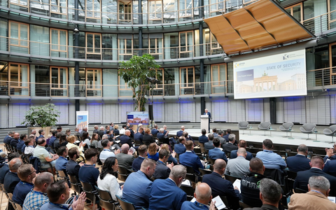 Kritische Infrastrukturen: Jeder KRITIS-Betreiber muss Sicherheit ganzheitlich denken und zur Chefsache machen / KÖTTER Security: Über 100 Teilnehmer bei der Sicherheitskonferenz STATE OF SECURITY - Foto: presseportal.de