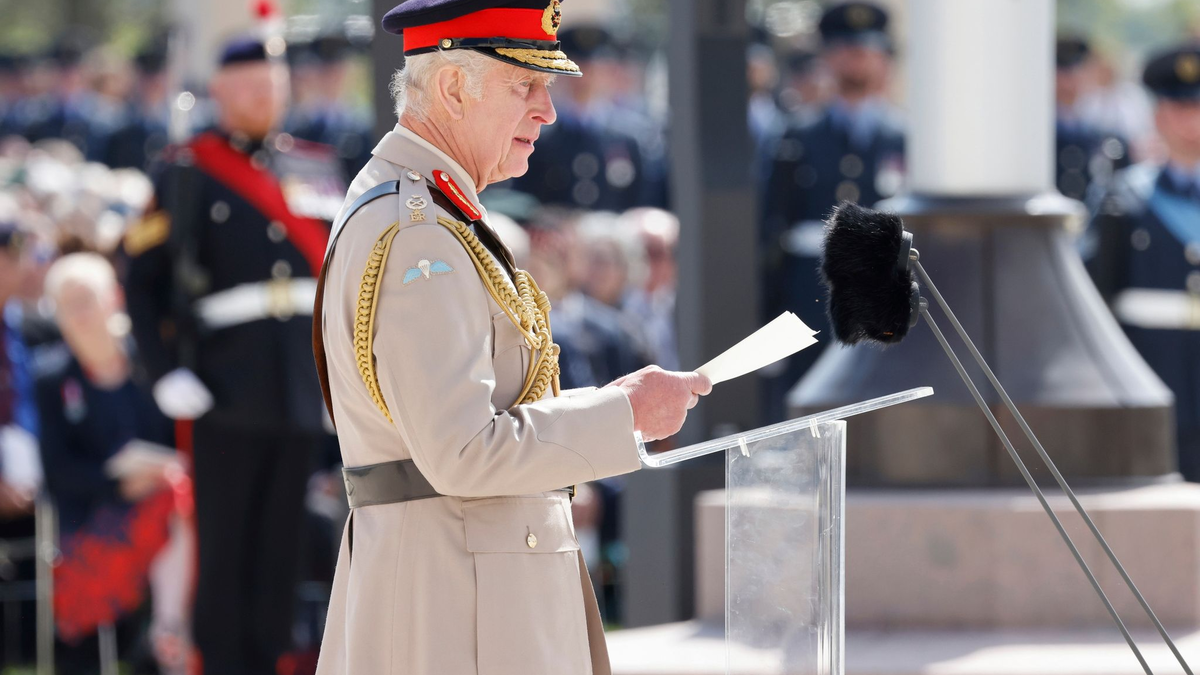 Der britische König Charles III. während seiner Rede auf der Gedenkveranstaltung zum 80. Jahrestag der Landung der Alliierten in der Normandie. - Foto: Ludovic Marin/AFP/AP/dpa