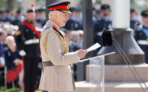 Der britische König Charles III. während seiner Rede auf der Gedenkveranstaltung zum 80. Jahrestag der Landung der Alliierten in der Normandie. - Foto: Ludovic Marin/AFP/AP/dpa