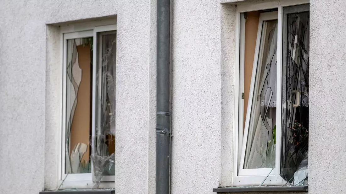 Die Brandspuren an dem Gebäude des Seniorenheimes sind noch zu sehen. - Bild: Sina Schuldt/dpa