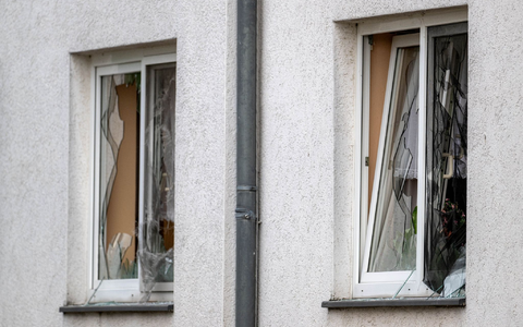 Die Brandspuren an dem Gebäude des Seniorenheimes sind noch zu sehen. - Foto: Sina Schuldt/dpa