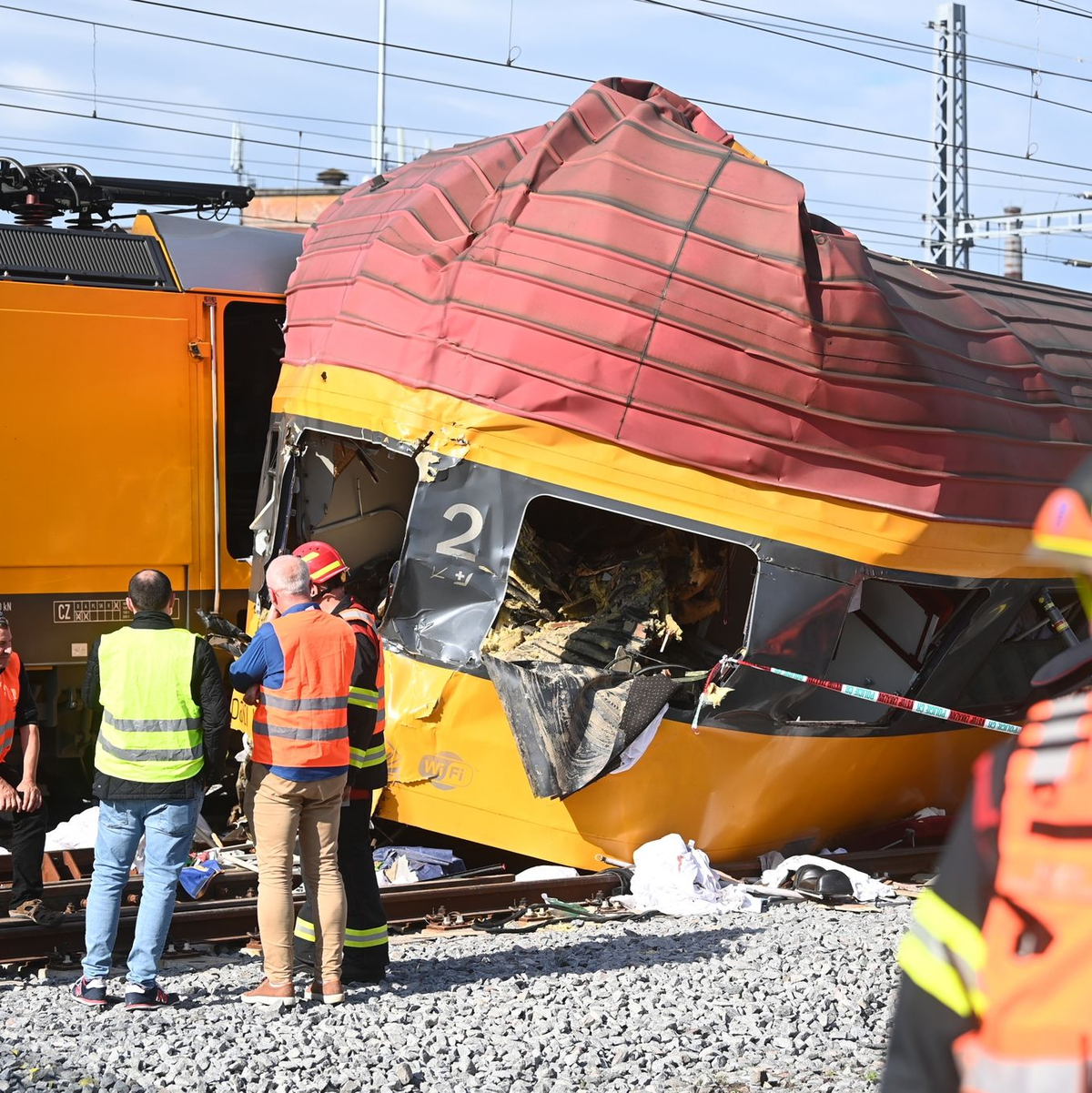 Der Personenzug ist frontal mit einem Güterzug zusammengestoßen. - Foto: Vostárek Josef/CTK/dpa
