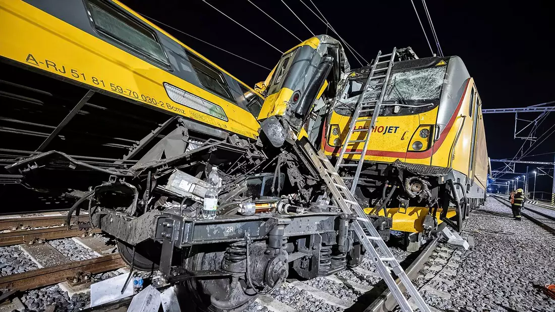 Bei dem Unfall wurden mehrere Menschen getötet und verletzt. - Bild: Uncredited/Fire Department of Pardubice region/AP