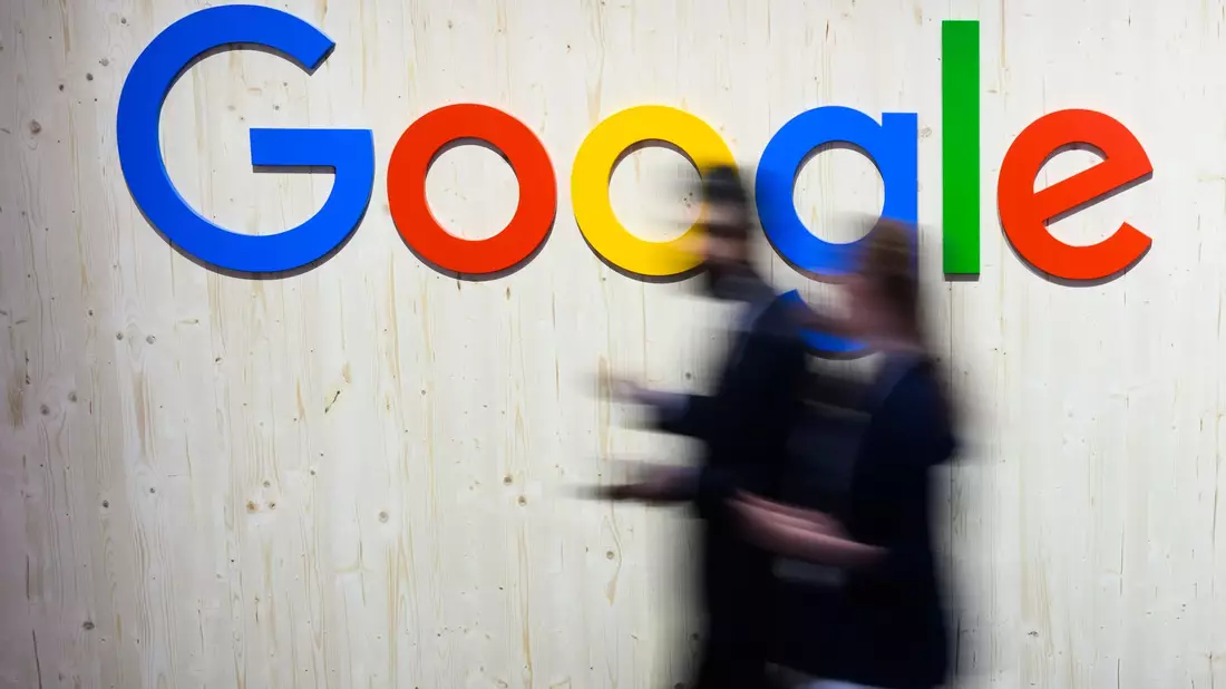 Google hat seinen KI-gestützten Recherche- und Schreibassistenten «NotebookLM» für Anwenderinnen und Anwender in rund 200 Ländern außerhalb der USA freigeschaltet. - Bild: Julian Stratenschulte/dpa