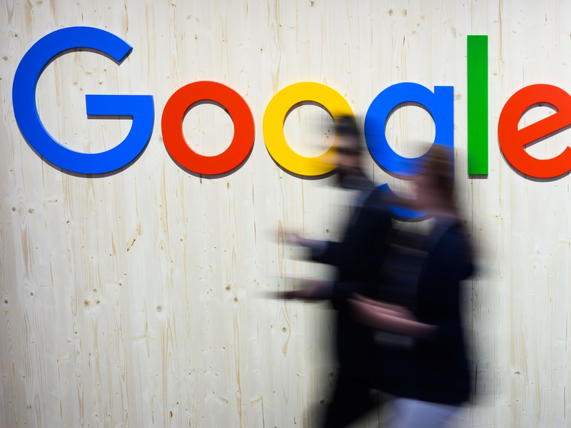 Google hat seinen KI-gestützten Recherche- und Schreibassistenten «NotebookLM» für Anwenderinnen und Anwender in rund 200 Ländern außerhalb der USA freigeschaltet. - Foto: Julian Stratenschulte/dpa