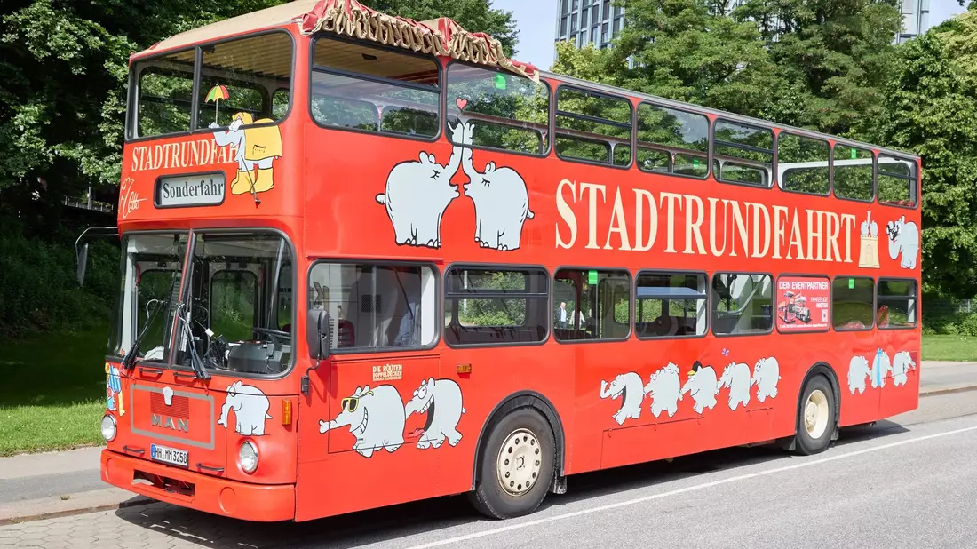 Der Ottifanten-Doppeldeckerbus kann bereits in der Stadt gesichtet werden. - Bild: Georg Wendt/dpa