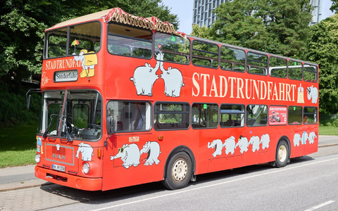 Der Ottifanten-Doppeldeckerbus kann bereits in der Stadt gesichtet werden. - Foto: Georg Wendt/dpa