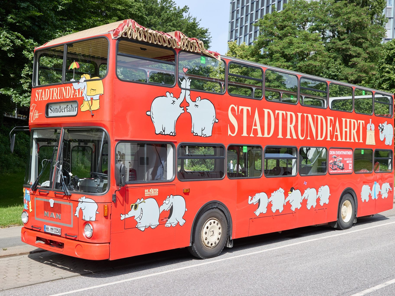 Der Ottifanten-Doppeldeckerbus kann bereits in der Stadt gesichtet werden. - Foto: Georg Wendt/dpa