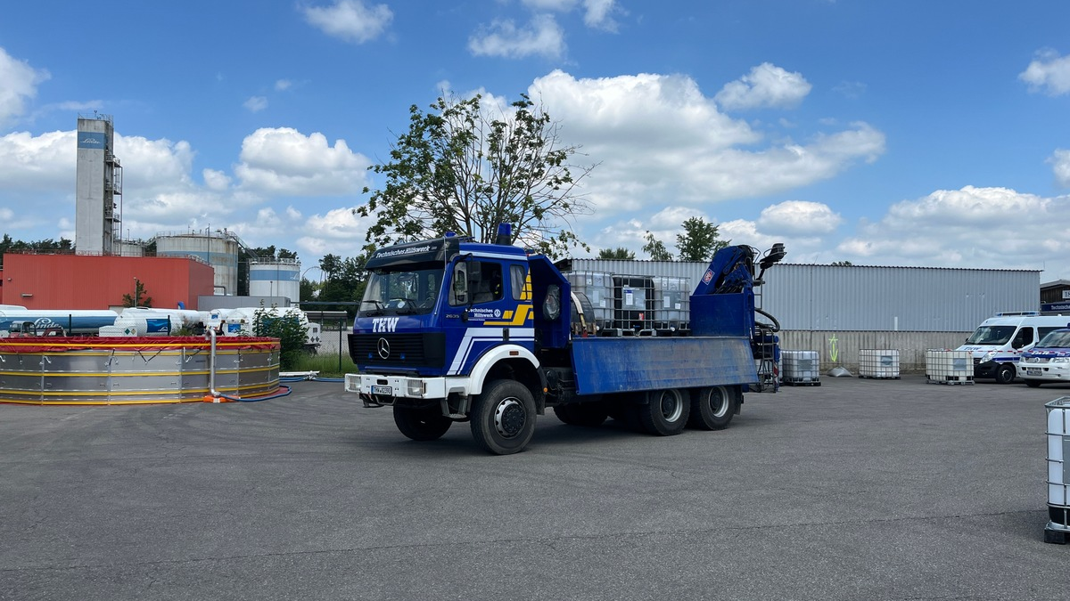 THW HB-NDS: Hochwasser in Bayern: THW-Ölschadensbekämpfer aus Bremerhaven befreien Wasser von Heizöl - Foto: presseportal.de