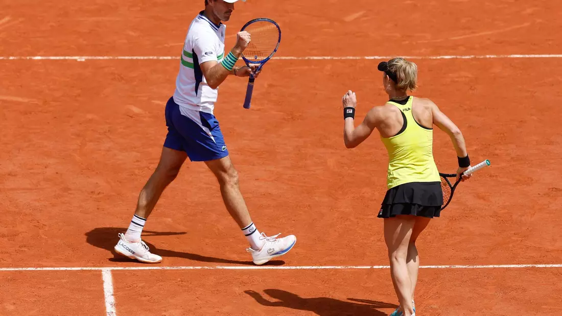 Laura Siegemund und Edouard Roger-Vasselin jubeln nach einem Punktgewinn. - Bild: Jean-Francois Badias/AP