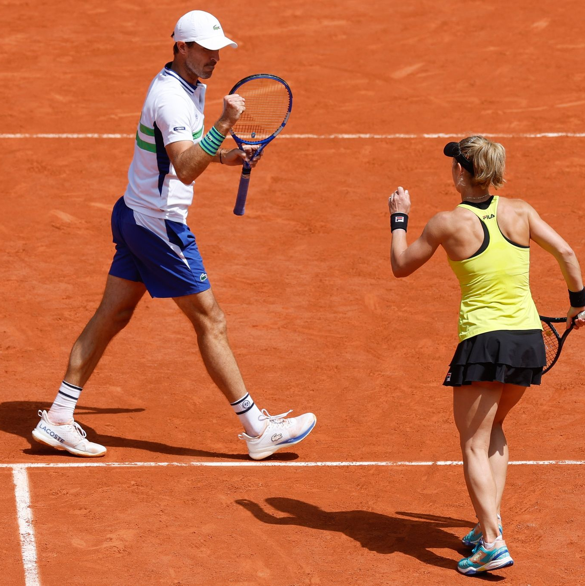 Laura Siegemund und Edouard Roger-Vasselin jubeln nach einem Punktgewinn. - Foto: Jean-Francois Badias/AP
