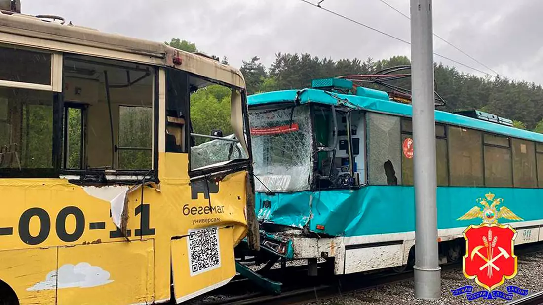 Beim Zusammenstoß zweier Straßenbahnen in der sibirischen Stadt Kemerowo wurden mehr als 100 Menschen verletzt. - Bild: Uncredited/Russian Interior Ministry Kemorovo/AP/dpa