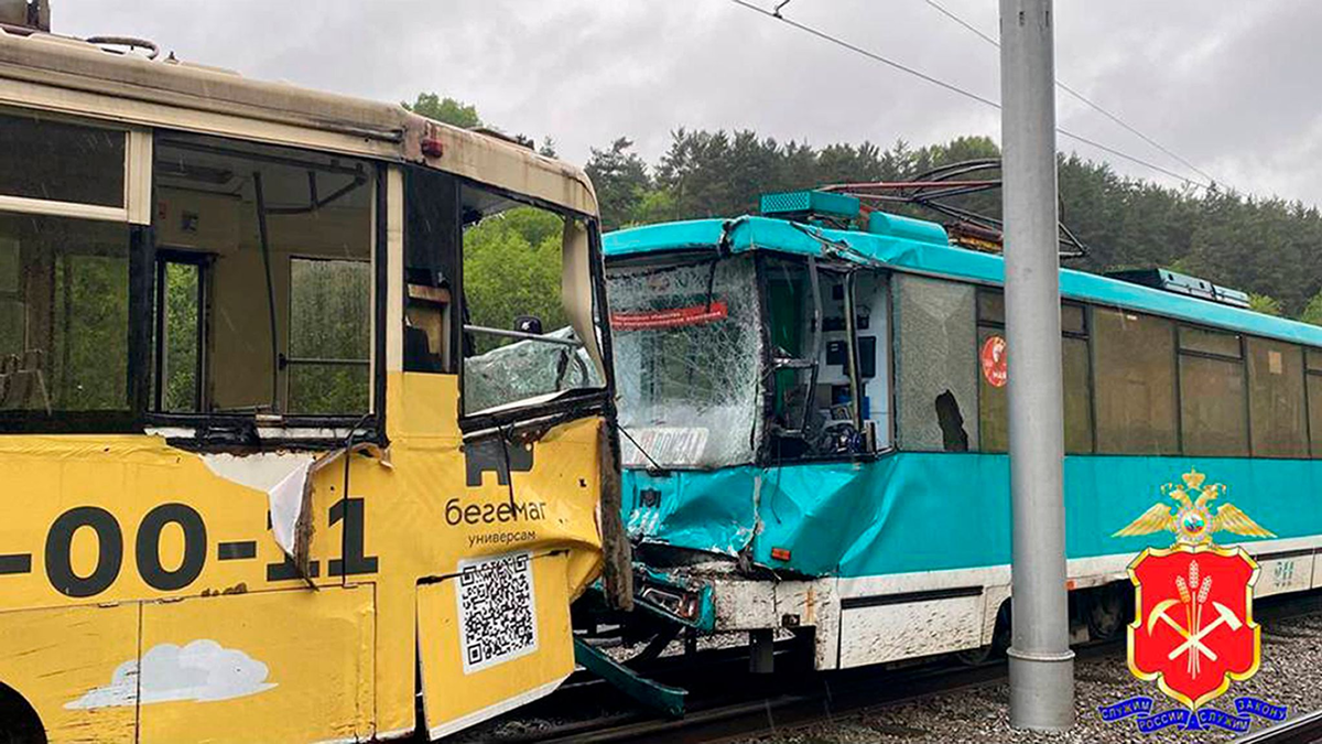 Beim Zusammenstoß zweier Straßenbahnen in der sibirischen Stadt Kemerowo wurden mehr als 100 Menschen verletzt. - Foto: Uncredited/Russian Interior Ministry Kemorovo/AP/dpa