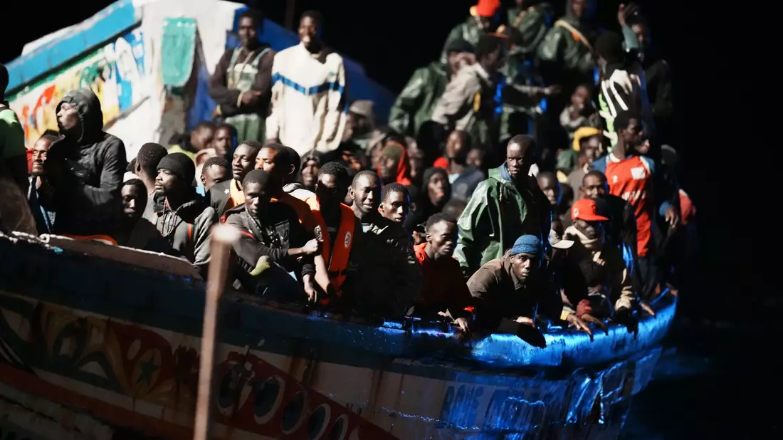 Migranten befinden sich dicht gedrängt in einem Holzboot (Archivbild). - Bild: Humberto Bilbao/AP/dpa