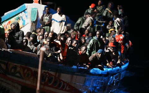 Migranten befinden sich dicht gedrängt in einem Holzboot (Archivbild). - Foto: Humberto Bilbao/AP/dpa