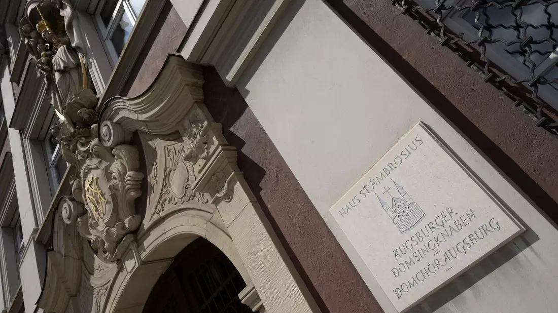 Das Haus Ambrosius ist Sitz der Augsburger Domsingknaben. Eine frühere Hilfskraft bei dem katholischen Knabenchor muss sich vor Gericht verantworten. - Bild: Stefan Puchner/dpa
