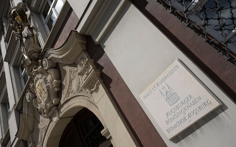Das Haus Ambrosius ist Sitz der Augsburger Domsingknaben. Eine frühere Hilfskraft bei dem katholischen Knabenchor muss sich vor Gericht verantworten. - Foto: Stefan Puchner/dpa