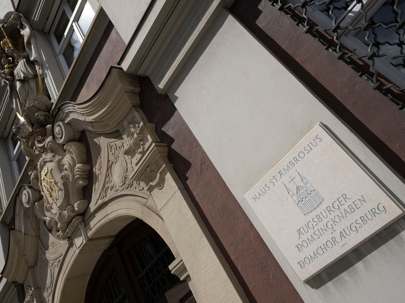 Das Haus Ambrosius ist Sitz der Augsburger Domsingknaben. Eine frühere Hilfskraft bei dem katholischen Knabenchor muss sich vor Gericht verantworten. - Foto: Stefan Puchner/dpa