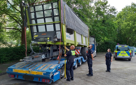 POL-NB: Tieflader hat zu hoch gestapelt - Foto: presseportal.de