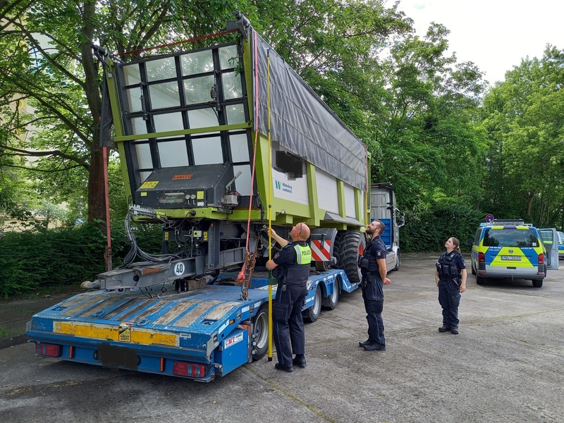 POL-NB: Tieflader hat zu hoch gestapelt - Foto: presseportal.de