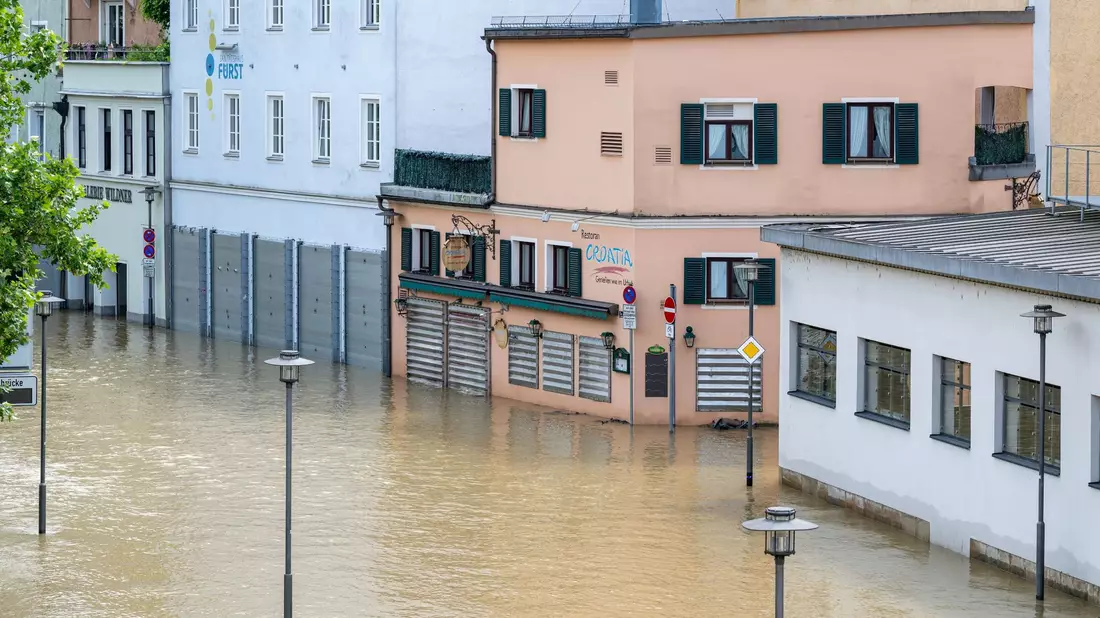 Sandsäcke sollen schützen. - Bild: Armin Weigel/dpa